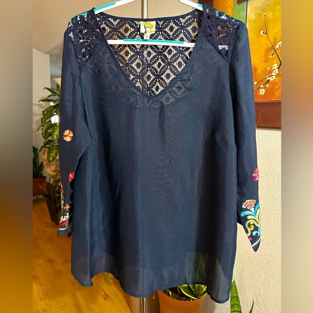 Fig & Flower navy embroidered/lace blouse size1X